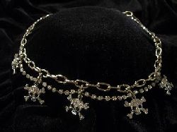 Halsband med dskallar i strass 399 kr