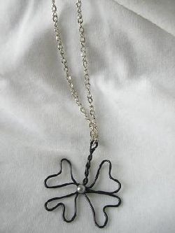 Handgjord fyrklver finns under fliken silverhalsband