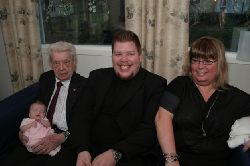 4 generationer: Gammelmorfar, pappa, farmor & lilla jag :-D