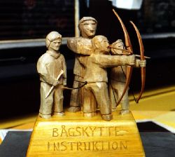http://jpegbild  1992 Bgskytteinstruktion. Dom tv mittersta figurerna r skurna i ett stycke. Matrialet r hmtat ur det trd som flldes fr att gra plats fr klubbens skjuthall. 