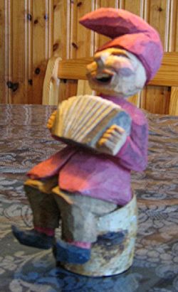 Dragspelande Tomte frn 93.    1993 Titta vad jag hittade blad julpyntet. Dragspelande Tomte frn 93. 