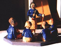 http://jpgbild  1998 Bgskytteinstruktion. Gva till S Nicklasson som hade verkat som instruktr i KBSK i fem decenium. Varje elev representerar ett decenium. 