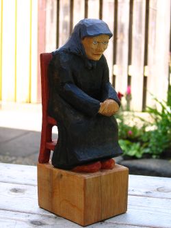 http://jpgbild  2009-07-10 Gumma p stol, Alma. Efter farmor.