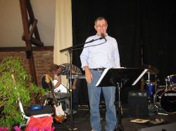 Stefan testar micken , s att han hrs bra infr kvllens gig.